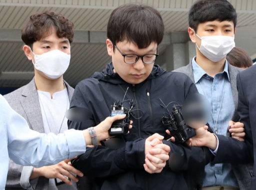텔레그램 ‘박사방’ 조주빈의 범행을 도운 혐의를 받고 있는 남경읍(가운데)이 15일 오전 서울 종로경찰서에서 검찰에 송치되고 있다. 뉴시스