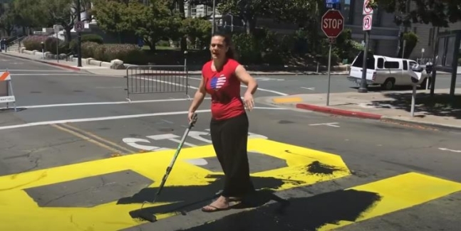 캘리포니아주 마르티네스시(市) 법원 앞의 BLM 문구를 훼손하는 백인 여성