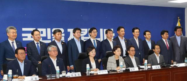 15일 국회 의원회관에서 열린 더불어민주당 국토교통위원들과 국토교통부의 당정협의./사진=연합뉴스