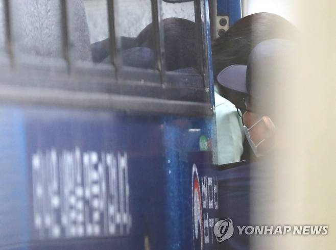 항소심 선고공판 앞둔 고유정 (제주=연합뉴스) 박지호 기자 = 전남편을 살해한 혐의로 1심에서 무기징역을 선고받은 고유정이 15일 오전 항소심 선고공판을 위해 제주지법으로 이송되고 있다. 2020.7.15 jihopark@yna.co.kr