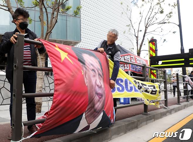 16일 오전 제주시 노형동의 제주드림타워 앞에서 인테리어 공사 등에 참여한 다수의 하도급 업체들이 공사대금 체불에 대한 항의 집회를 벌이고 있다.이들은 제주드림타워 개발사업 시공사인 중국건축고분유한공사(이하 중국건축)의 책임을 따져 물으며 시진핑 중국 국가주석의 얼굴 사진과 오성홍기를 걸고 집회를 진행했다.2020.7.16 /뉴스1 © News1 홍수영 기자