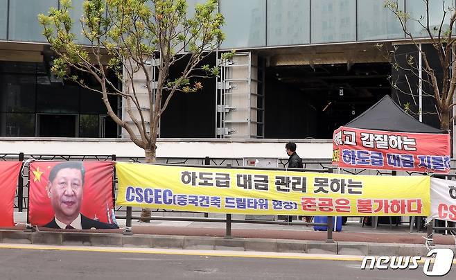 16일 오전 제주시 노형동의 제주드림타워 앞에서 인테리어 공사 등에 참여한 다수의 하도급 업체들이 모여 공사대금 체불 항의 집회를 벌이고 있다. 2020.7.16/뉴스1 © News1 홍수영 기자