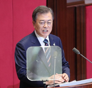 문재인(사진) 대통령이 16일 국회 본회의장에서 열린 제21대 국회 개원식에서 개원축하 연설을 하고 있다.<연합뉴스>