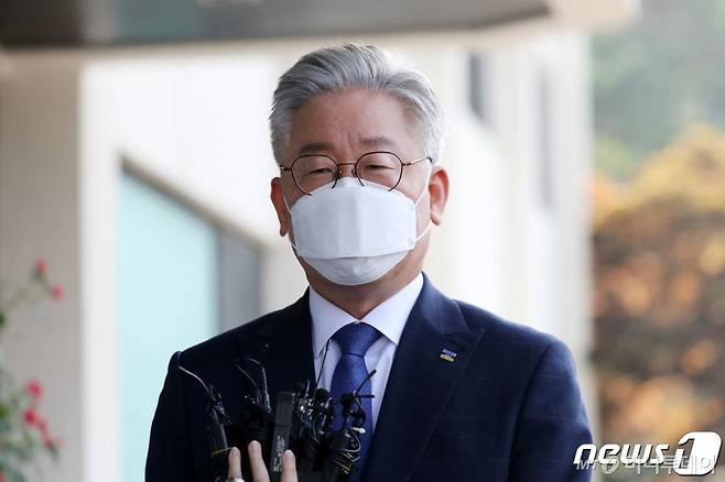 (수원=뉴스1) 조태형 기자 = 선거법 위반 등 혐의로 항소심에서 당선 무효형이 선고돼 대법원 판결을 앞둔 이재명 경기도지사가 16일 오전 경기도 수원시 팔달구 경기도청으로 출근던 중 입장을 밝히고 있다. 2020.7.16/뉴스1