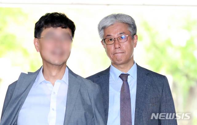[서울=뉴시스]김선웅 기자 = 김대중 전 대통령에 대한 뒷조사에 관여한 혐의로 기소된 박윤준 전 국세청 차장이 지난해 8월 서울 서초구 서울중앙지법에서 열린 1심 선고공판에 출석하고 있다. 2019.08.16. mangusta@newsis.com