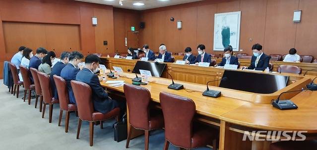 [서울=뉴시스] 외교부는 7월16일 제41차 여권정책심의위원회(사용정책분과위)를 열고, 이라크·시리아·소말리아·아프가니스탄·예멘·리비아 등 6개국과 필리핀 일부지역(잠보앙가 반도, 술루·바실란·타위타위 군도)에 대해 여행금지 지정기간을 2020년8월1일~2021년1월31일까지 6개월 연장하기로 결정했다. (사진/외교부 제공)  photo@newsis.com