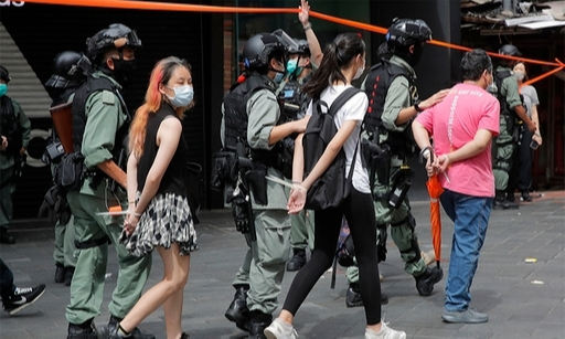 지난 1일 본격 시행된 홍콩보안법을 위반한 혐의로 180여명이 체포된 가운데 코즈웨이베이 지역에서 시민들이 경찰에 연행되고 있다. 홍콩=AP·연합뉴스