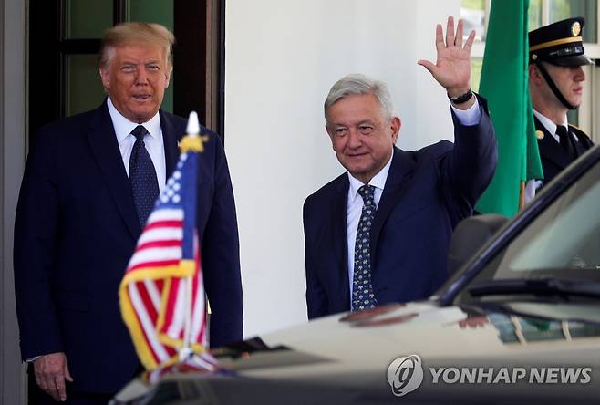 지난 8일 트럼프 미국 대통령(왼쪽)이 백악관에서 멕시코 대통령을 맞고 있다. [로이터=연합뉴스 자료사진]