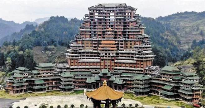 공사 중단된 높이 99.9m 목제 호텔 - 중국 두산현이 기네스 기록을 노리고 만든 높이 99.9m 목제 호텔 ‘수이쓰러우’. 두산현은 이 호텔 건설에 2억위안(약 340억원)을 투입했지만 재정상 이유로 공사는 중단된 상태다. /웨이보