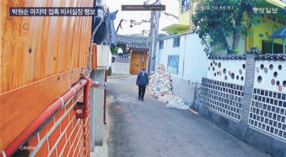 고 박원순 전 서울시장이 지난 9일 오전 10시 44분 서울 시장 공관을 나올 때의 모습이 담긴 온 CCTV 화면. [CCTV 화면 캡처]