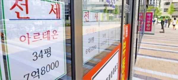 신축 아파트가 많은 서울 강동구 전세가격이 크게 오르고 있다. 고덕 아르테온 전세 매물을 올린 한 중개업소.  /강은구 기자 egkang@hankyung.com
