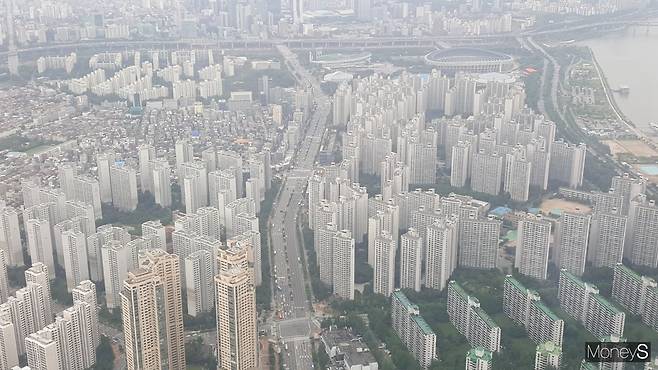 서울 도심의 주택 공급 방법을 둘러싸고 그린벨트 해제 카드가 아닌 용적률 상향을 통한 ‘고밀개발’이 대안으로 제시될지 주목된다. 사진은 서울 송파구 일대 아파트 밀집 지역. /사진=김창성 기자