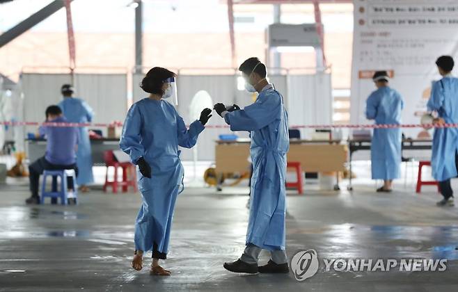 '마스크 착용의 위력'…교회서 확진자 뺀 교인 9천명 모두 음성 [연합뉴스 자료사진]