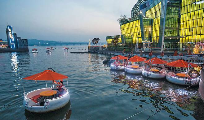 한강에서 튜브 모양의 보트를 타고 일몰과 야경을 즐기는 ‘튜브스터’