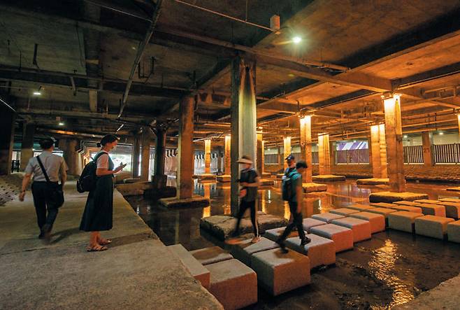 ‘홍제유연’이 생기면서 개방한 홍제천 구간에서 시민이 산책을 즐기고 있다. /강정미 기자·이한솔 영상미디어 기자