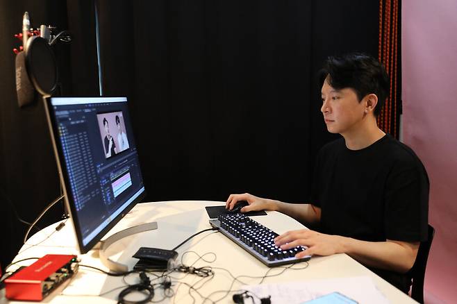 유튜브 채널 <신사임당>을 운영하는 주언규씨가 15일 오후 서울 마포구 도화동 사무실에서 영상 콘텐츠를 편집하고 있다. 장철규 선임기자 chang21@hani.co.kr