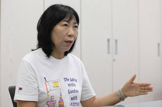 “요즘은 아이들이 운동을 제대로 하지 않으면 운동을 잠시 쉬게 해요. 그러면 더 열심히 하더라고요.” 김은경 염창초 육상부 코치가 지난 10일 염창초에서 진행한 <한겨레>와의 인터뷰에서 학생들을 지도하는 방식에 대해 이야기하고 있다. 장철규 선임기자 chang21@hani.co.kr