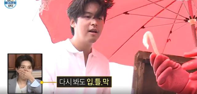 배우 이장우씨가 경북 울진군 후포면 후포수협 위판장 옆 노점에서 살이 꽉 찬 붉은대게 다리를 건네 받고 있다. MBC 예능프로그램 '나혼자 산다' 캡처.