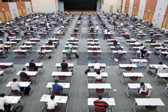 지난 5일 한 기업 채용시험이 1.5m 간격으로 놓인 책상에서 치러졌다. 송봉근 기자