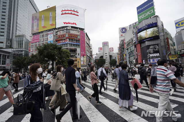 [도쿄=AP/뉴시스]지난 17일 일본 도쿄의 시부야 거리에서 사람들이 신종 코로나바이러스 감염증(코로나19) 예방을 위해 마스크를 착용하고 횡단보도를 건너고 있다. 2020.07.18.
