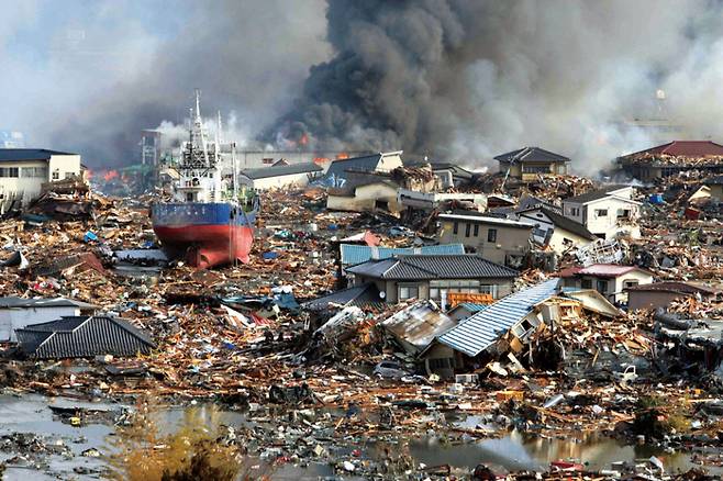 2011년 동일본 대지진 당시 미야기현에 부서진 집과 배 잔해가 쌓여 있다. ⓒEPA 연합