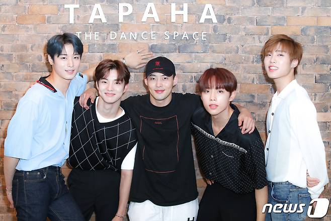 더보이즈 주연(왼쪽부터), 큐, 백구영 안무가, 더보이즈 선우, 제이콥/뉴스1 © News1 김진환 기자