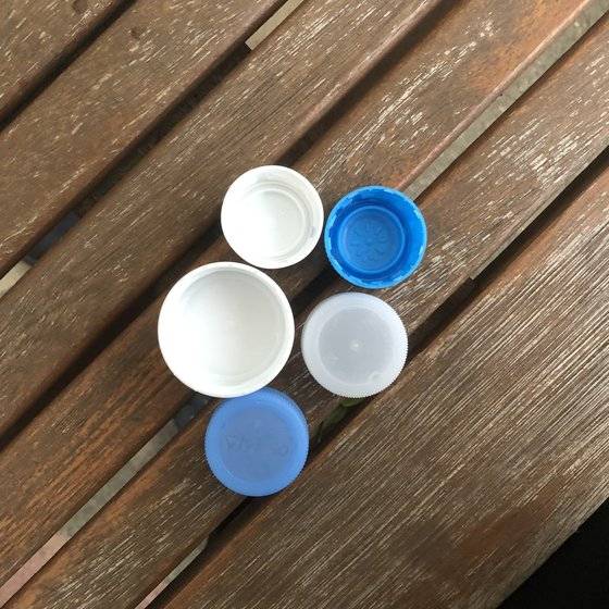 뚜껑은 다시 닫아서 배출해도 좋고, 따로 모아 플라스틱으로 버려도 된다.