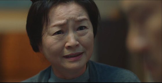 tvN 드라마 '(아는 건 별로 없지만) 가족입니다'의 엄마 진숙 역 원미경. 주름 하나하나까지 감정 연기를 하고 있다. [방송캡처]