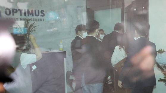 미래통합당 '사모펀드비리 방지 및 피해구제 특별위원회' 유의동 위원장 등이 15일 강남구 옵티머스자산운용 사무실을 현장방문하고 있다. 연합뉴스