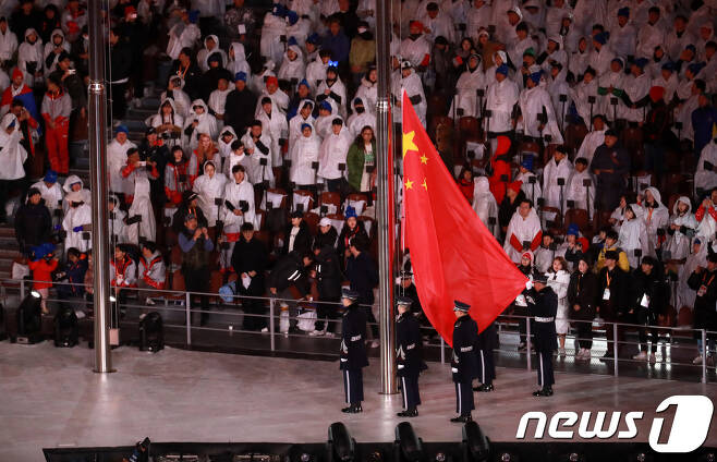 '2018 평창 동계 패럴림픽 폐회식'에서 차기 개최지인 중국의 오성홍기가 게양되고 있다. 2018.3.18/뉴스1 © News1 고재교 기자