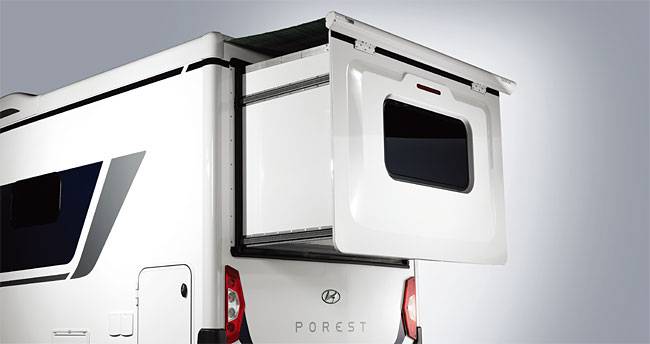 차량 뒷면에는 전동식 확장형 공간이 설치돼 캠핑할 때 다용도 공간으로 활용할 수 있다. 사진 현대차