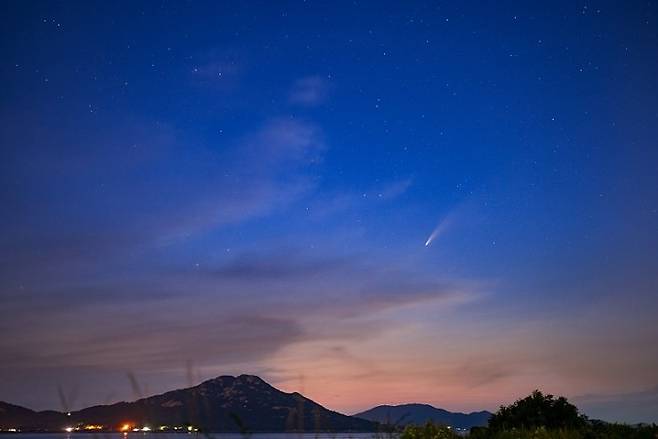 강화도 계룡돈대에서 찍은 네오와이즈 혜성. 17일 저녁 9시 경 촬영. (사진=김현우)