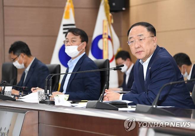 발언하는 홍남기 부총리 (서울=연합뉴스) 홍남기 경제부총리 겸 기획재정부 장관이 20일 오후 정부세종청사에서 열린 기획재정부 확대간부회의에서 발언하고 있다.[기획재정부 제공. 재판매 및 DB 금지] photo@yna.co.kr