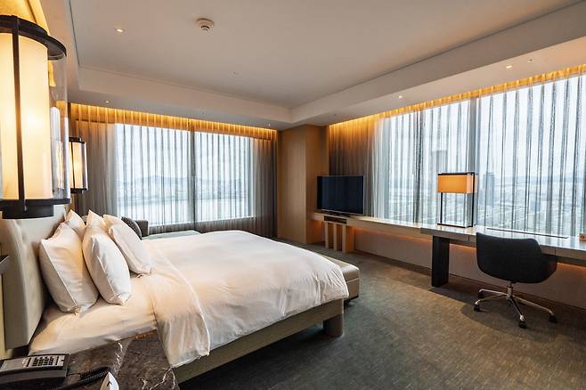 콘래드서울의 두 개의 통유리창으로 180도 한강 전망을 볼 수 있는 13층 그랜드 킹 코너 스위트룸.
