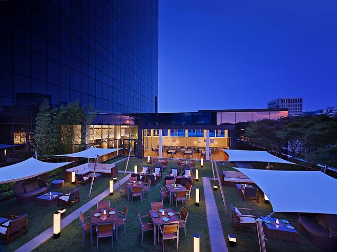 콘래드서울 9층 루프톱 바 버티고. 야경이 아름다워 데이트 명소로 인기 있다. 콘래드 서울 제공