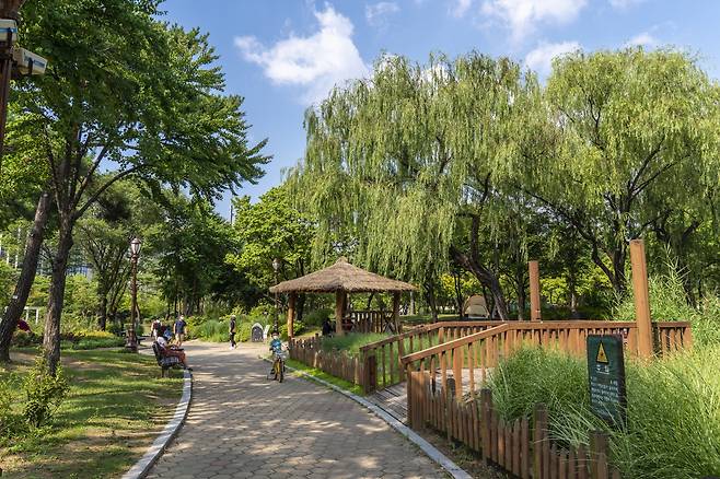 여의도공원의 원두막이 있는 잔디마당 산책로