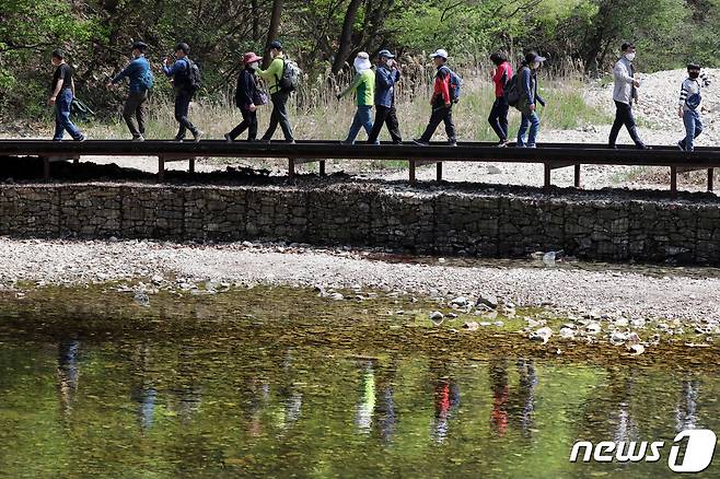 대전시 계룡산 국립공원 수통골을 찾은 등산객들이 산행을 하고 있다.  © News1