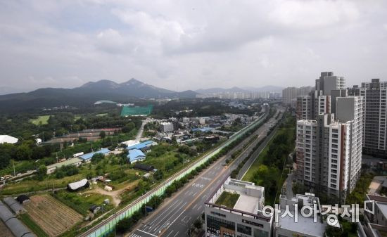 정부가 7·10 부동산 대책의 후속으로 주택공급물량 확대를 위해 적극적으로 나선 가운데 국방부 소유의 태릉골프장 부지에 주택을 짓는 방안을 논의하고 있다. 사진은 21일 서울 노원구 태릉골프장과 인접한 경기 구리시 갈매지구 모습./김현민 기자 kimhyun81@