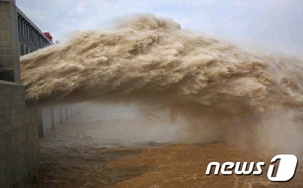 폭우가 지속되자 싼샤댐에서 물을 방류하고 있다. 출처-웨이보 갈무리© 뉴스1