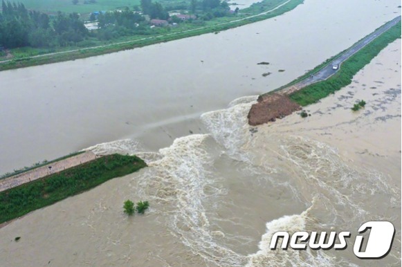 중국 남부 지방에 한 달 넘게 이어진 폭우로 홍수가 발생하자 안후이성 추허강 제방 댐을 폭파해 물을 방류하고 있다. © 뉴스1