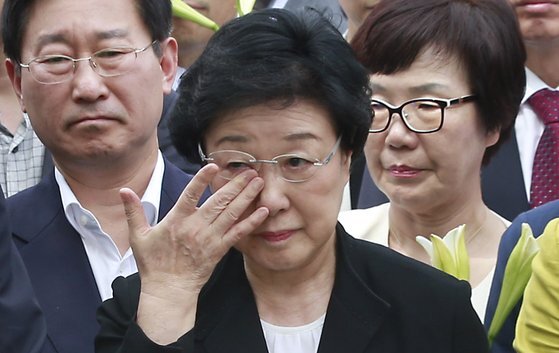 한명숙 전 총리가 2015년 8월24일 경기 의왕시 서울구치소 앞에서 지지자들을 만나 인사를 한 뒤 눈물을 흘리는 모습. [연합뉴스]