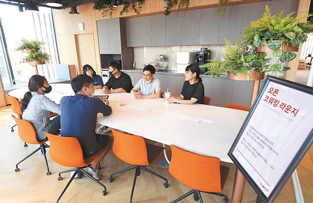 상상플래닛의 오픈 코워킹 라운지에서 스타트업 창업자들이 이야기를 나누고 있다.