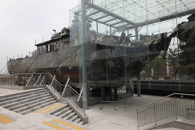 ▲경기도 평택 해군 제2함대에 전시된 천안함 함미. 2018년 9월13일 서울고법 형사5부가 현장검증을 하고 있다. 사진=이우림 기자
