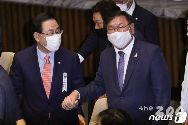 (서울=뉴스1) 성동훈 기자 = 김태년 더불어민주당 원내대표와 주호영 미래통합당 원내대표 가 21일 오전 서울 여의도 국회에서 열린 제380회 국회(임시회) 제3차 본회의에서 인사를 하고 있다. 2020.7.21/뉴스1