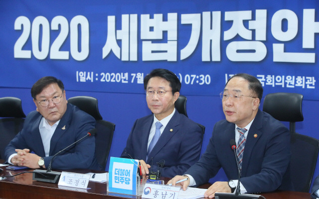 홍남기 경제부총리가 22일 국회 의원회관에서 열린 ‘2020 세법개정안’ 당정협의에서 발언하고 있다. 홍남기(오른쪽부터) 경제부총리, 조정식 더불어민주당 정책위의장, 김태년 원내대표. /연합뉴스