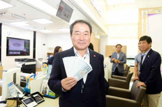김충섭 김천시장이 지역사랑상품권을 홍보하고 있는 모습.