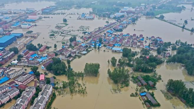 중국 안후이성 루안시 위안구 구전현의 주거 지역이 20일 홍수로 물에 잠겨 있다. 신화=연합뉴스