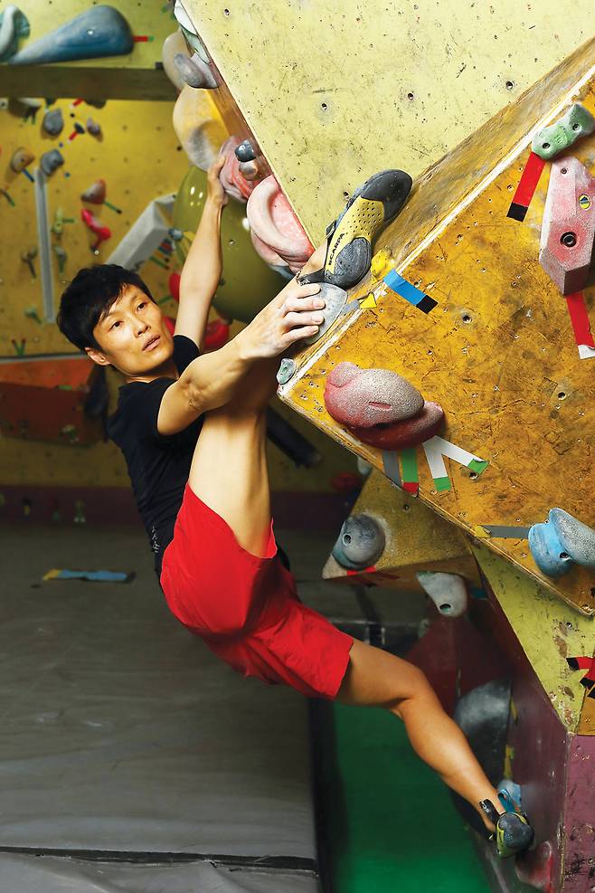 힐 훅의 잘못된 예. 발뒤꿈치 정중앙을 홀드에 걸어 허벅지 안쪽 근육이 사용되고 있다