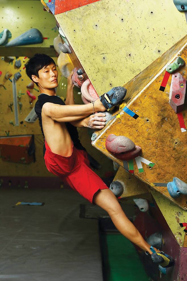 힐 훅의 옳은 예. 발뒤꿈치 바깥 부분을 홀드에 걸었기에 허벅지 중앙과 바깥쪽 근육이 고루 사용되고 있다