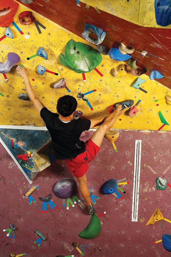 힐 훅을 걸 때 디딤발의 위치가 잘못된 예. 디딤발을 너무 아래에 둬서 힐 훅에 부담이 크다.